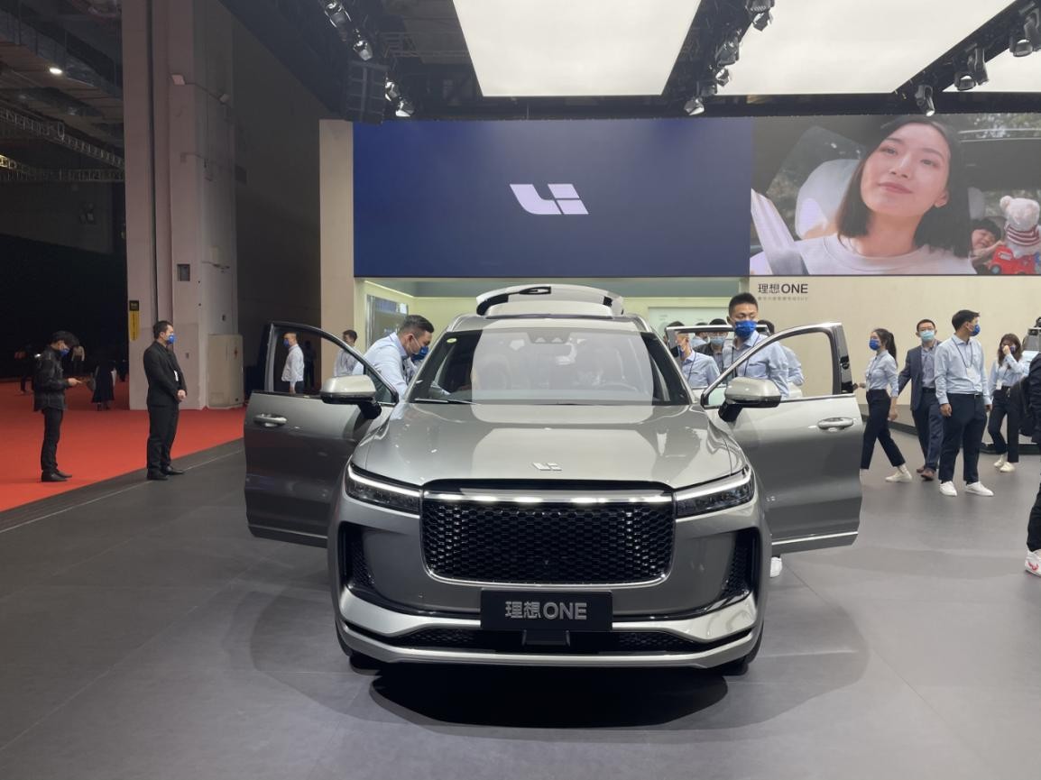 理想一只脚踏进纯电的河流