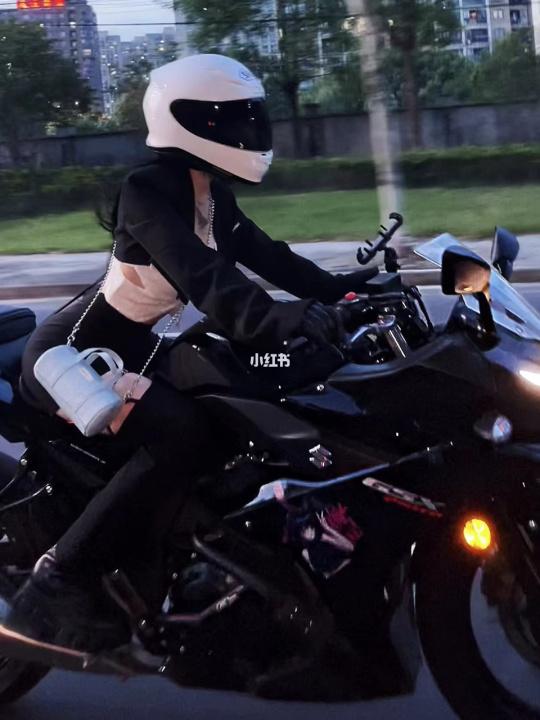 从飞车贼到救火英雄，摩托车究竟还该不该继续禁下去？