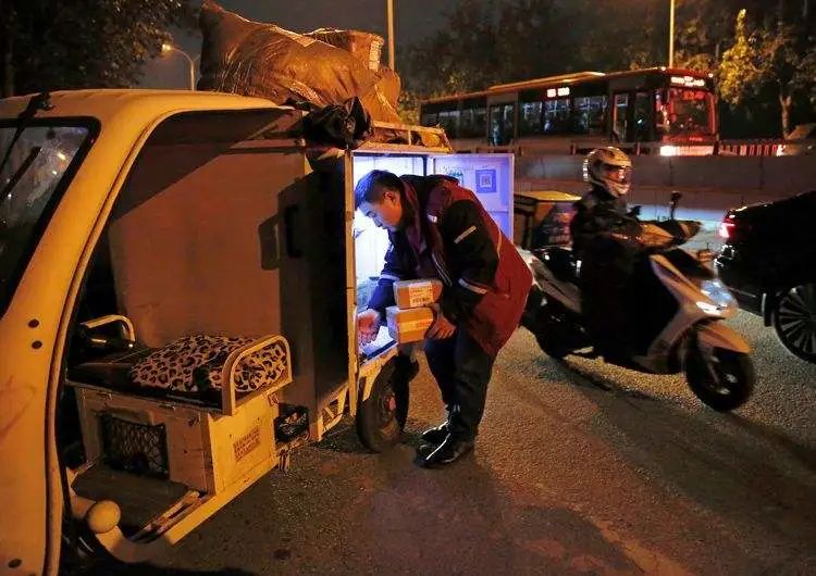 宝贝快上车！快递“送送送”模式开启→