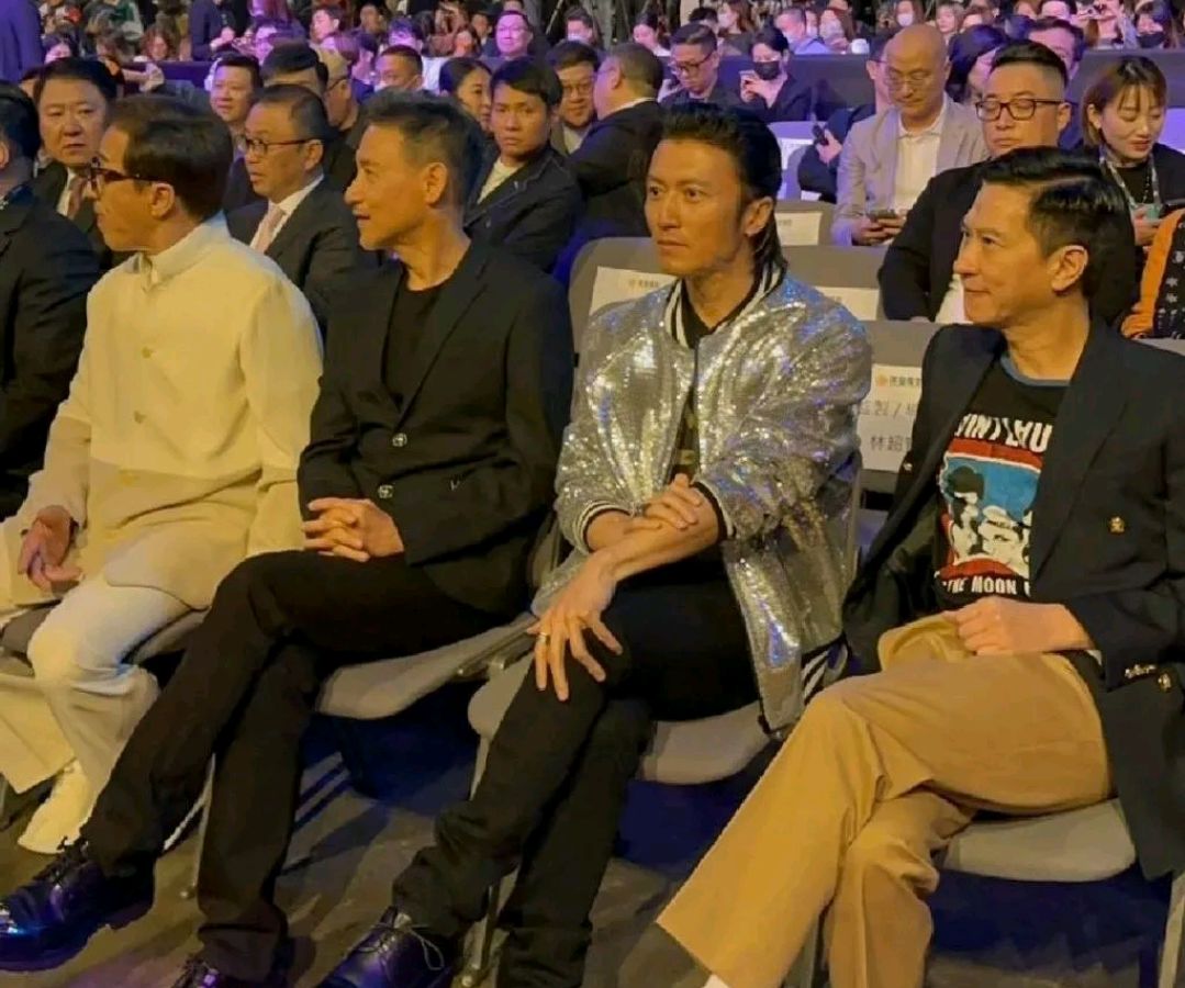 谢霆锋被记者问到和王菲牵手,谢霆锋王菲新动态