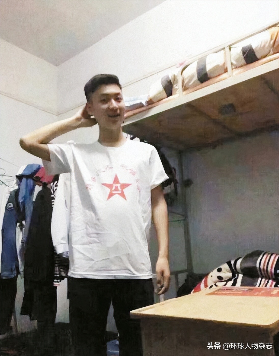 烈士母亲一人收麦子,烈士母亲割麦子