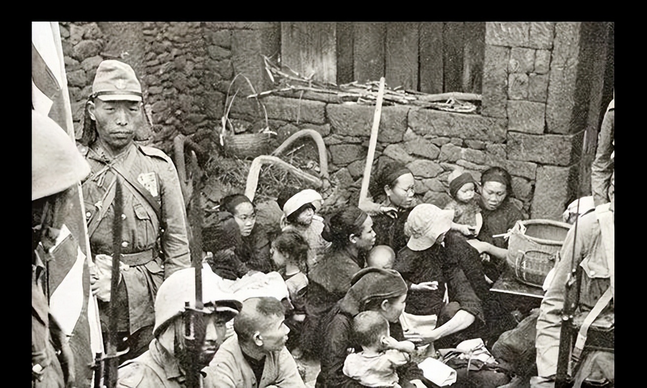 日寇为堵一孕妇肚中胎儿性别，竟扒衣破肚用*刀刺**挑出胎儿