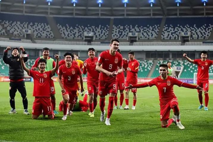 国青2-0沙特集锦,足球热搜第一