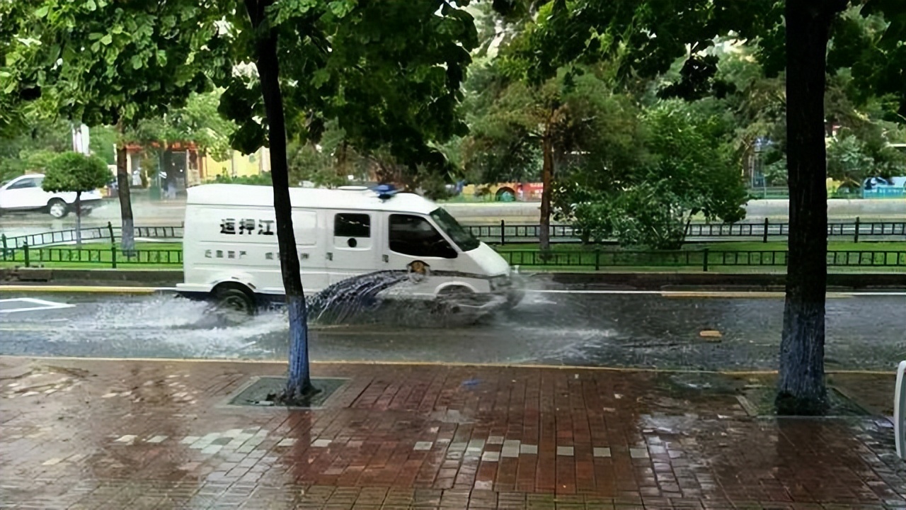 下大雨闯红灯监控能照清楚吗,下暴雨半夜12点闯红灯会被拍吗
