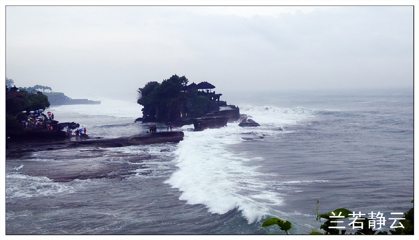 巴厘岛海神庙波涛汹涌,印尼巴厘岛皇威庙