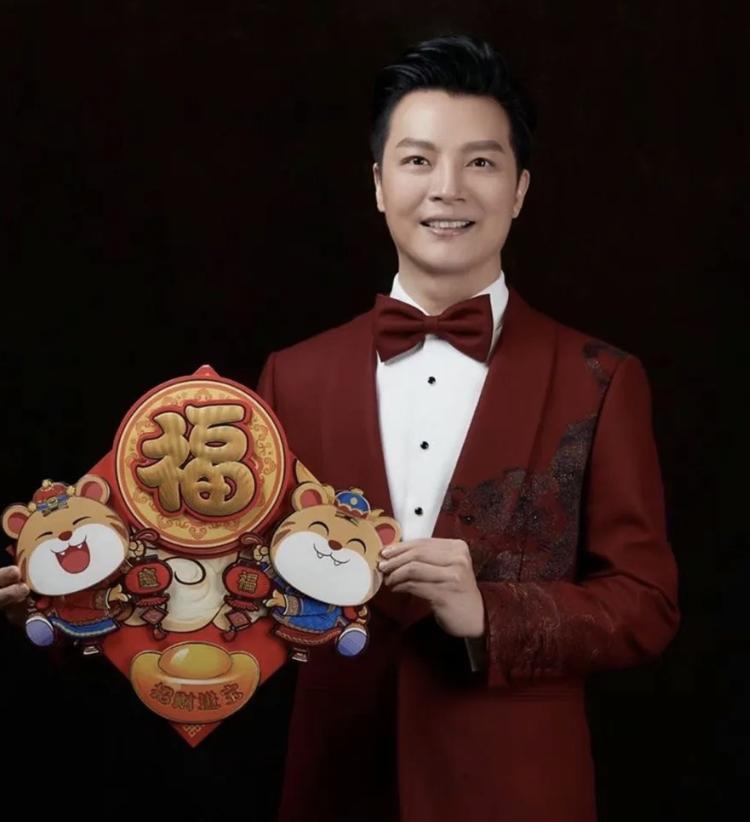 任鲁豫的伤情令人揪心！5位主持人意外摔倒后，展现出敬业和情商