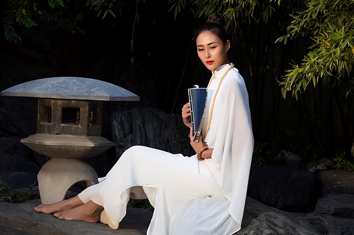 放假出行有感，写七律3首。入目无名花滟滟，向人蝴蝶粉盈盈