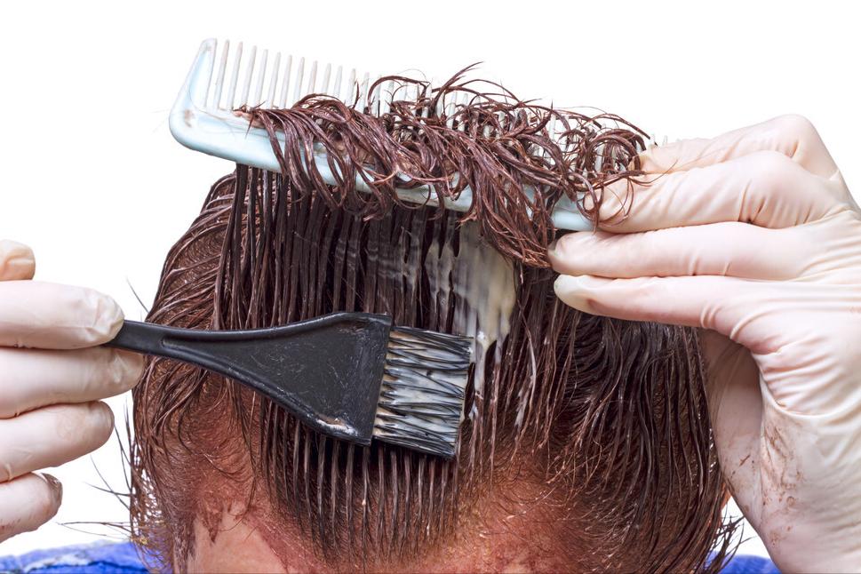 自己染发要褪色还是软发,干头发染发好还是湿的头发染发好