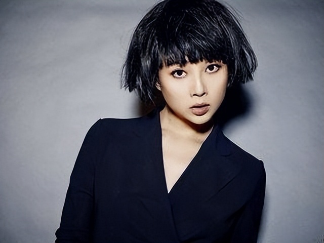 殷桃年轻时颜值巅峰,殷桃回眸一笑百媚生