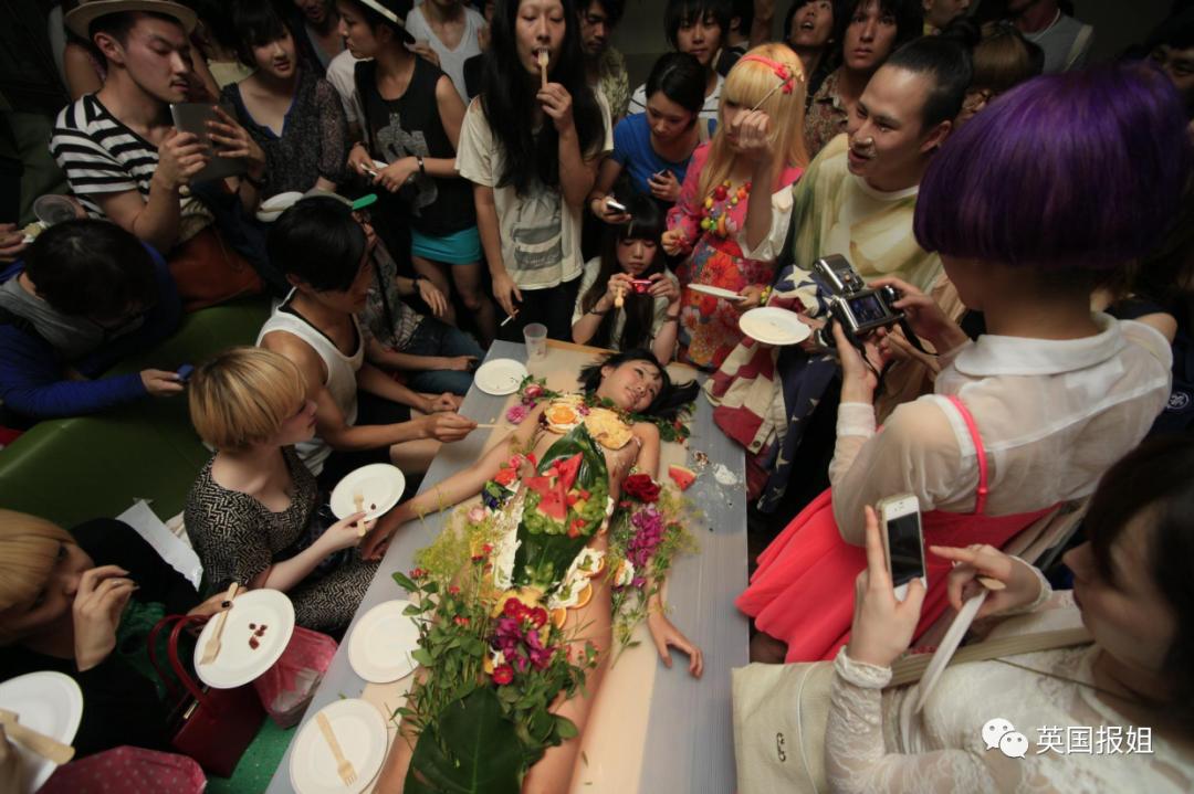 让全裸女模特当餐盘，寿司放身上供宾客享用，9岁女儿也在场