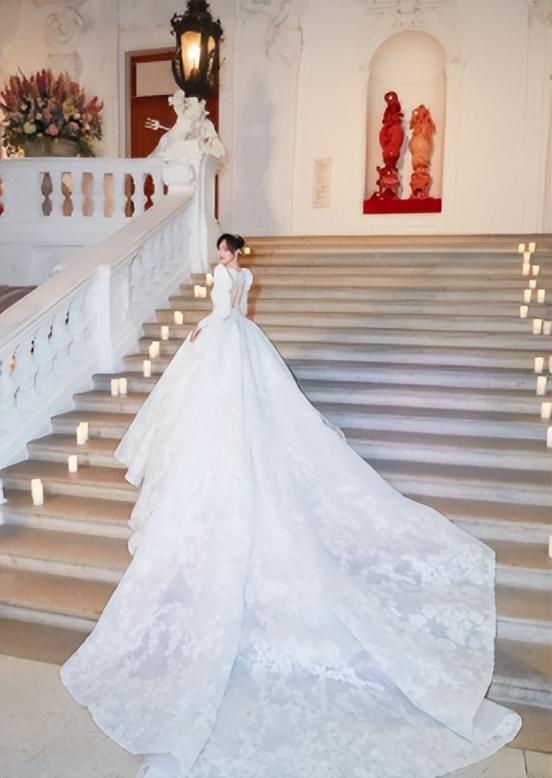 唐嫣用万元手机壳引巨大争议,唐嫣用4万块钱买一个手机壳