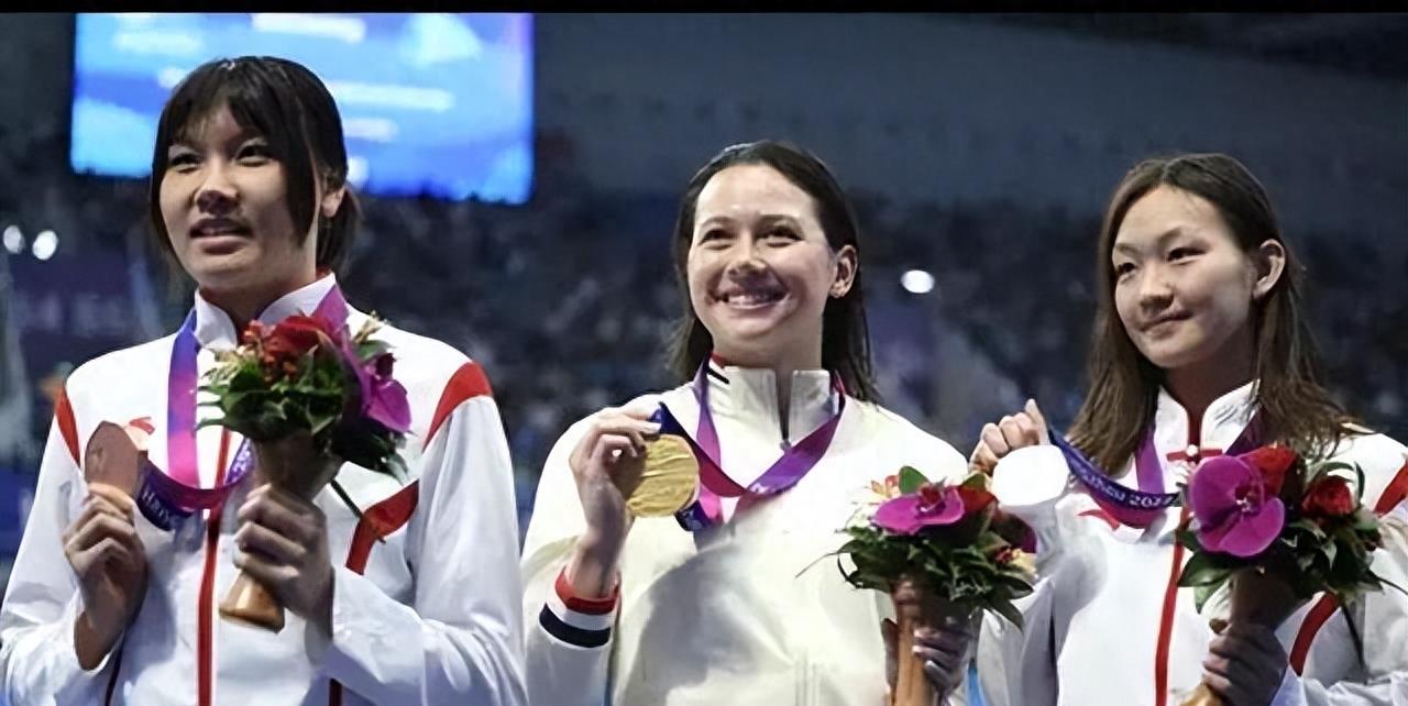 何诗蓓夺冠奏国歌,何诗蓓破世界纪录