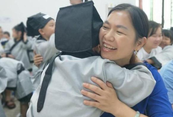 学生名字走红连名带姓只有两笔,小学生因名字走红连名带姓共两笔