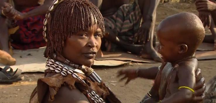 非洲原始部落的真实生活：女人想找对象，就要主动让男人鞭打