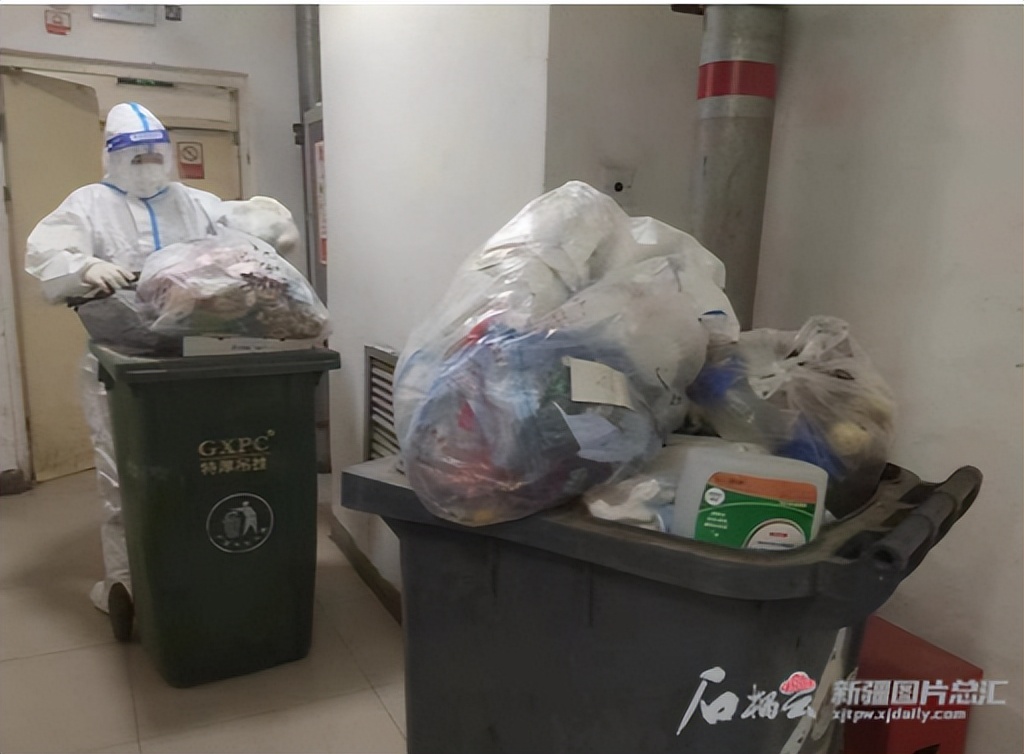 防控一线党旗飘,防控一线党旗飘扬