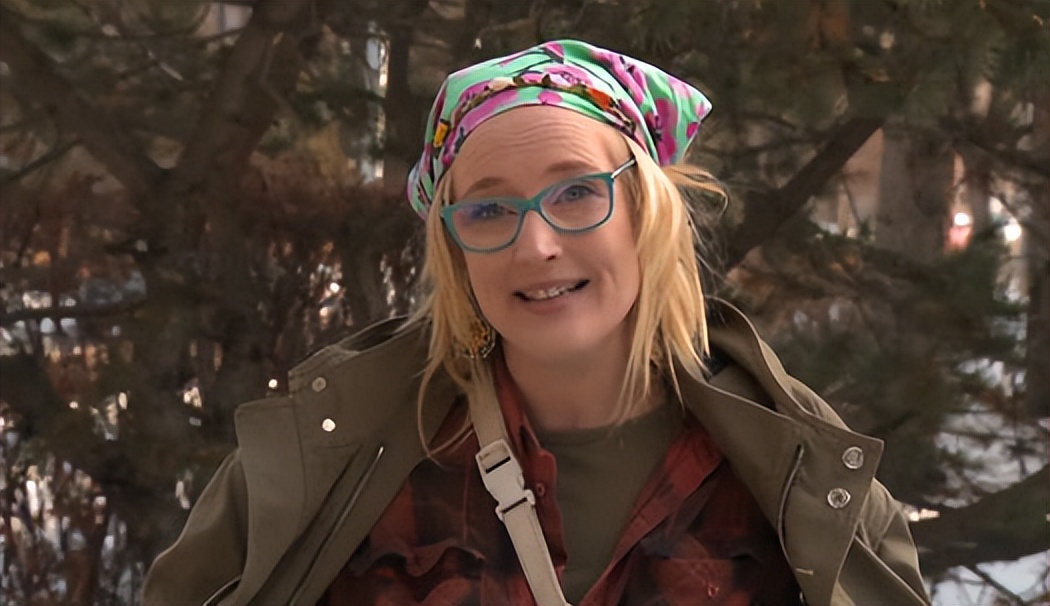 现场直击|裸女大闹颁奖盛典，全身写满字！