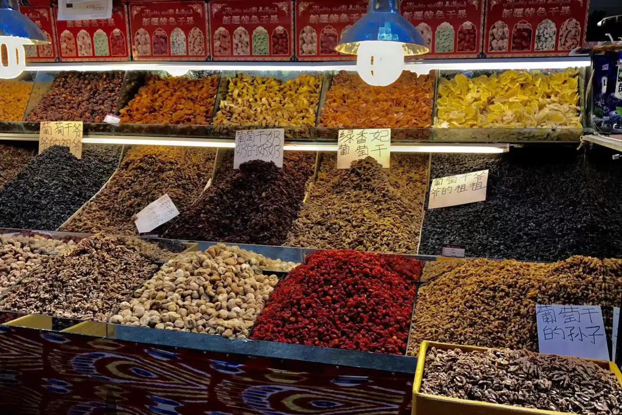 没想到有一天认祖归宗这样的事,会发生在*疆新**的葡萄干摊位上