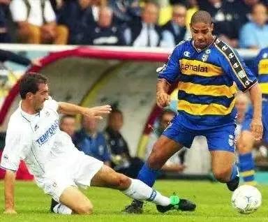 阿德里亚诺为什么叫梅阿查国王,足坛十大神锋阿德里亚诺