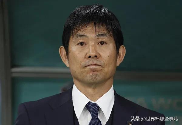 德国队被淘汰穆勒跪地,日本小组出线森保一