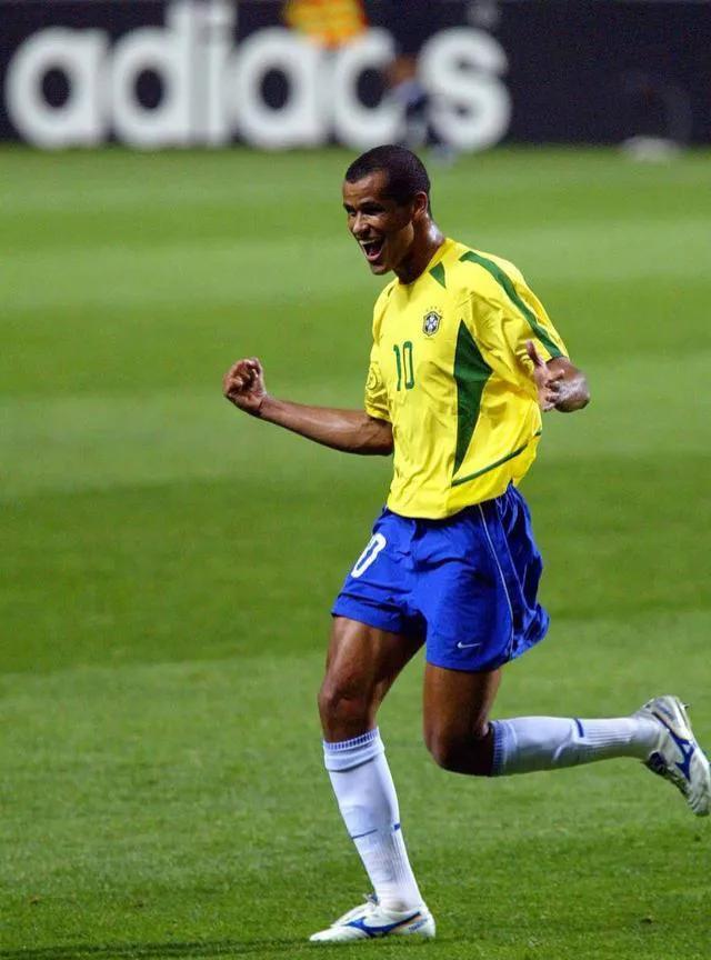 足坛进攻最强后卫,世界足坛现役最佳进攻型中场是谁