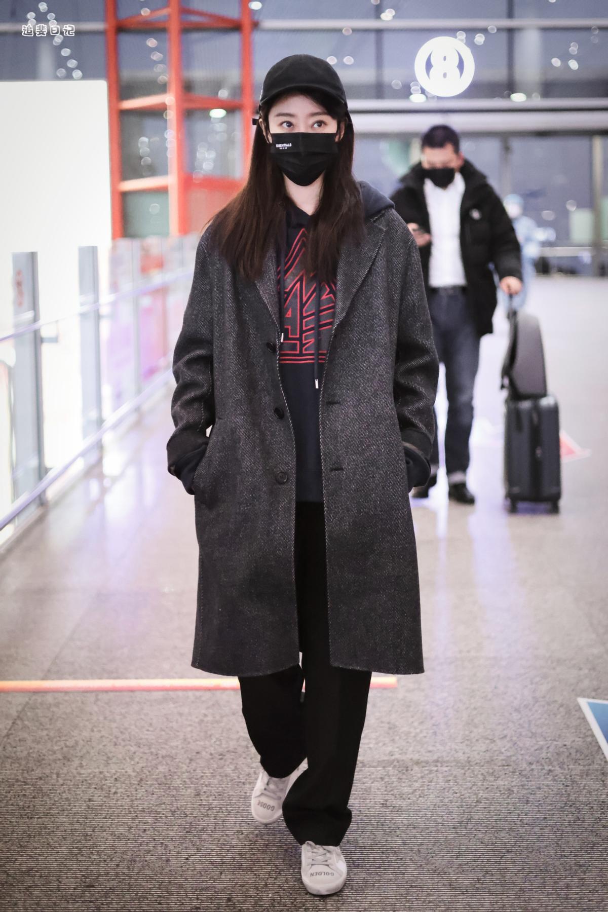 卫衣式毛衣怎么搭配羊绒大衣,棉衣卫衣毛衣时尚搭配御寒不臃肿