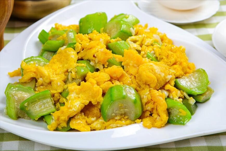 炒丝瓜总是水水的？大厨教你1招，丝瓜嫩滑又入味，不发黑不出水