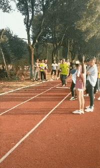 姑娘这么可爱竟然当保安，大叔都忍不住多看两眼，太屈才了: