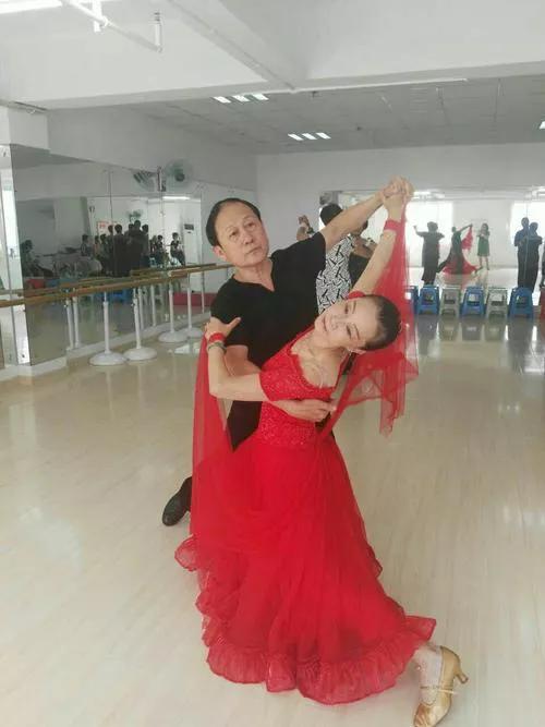 交谊舞入门四步踩点直播,交谊舞入门基础舞步