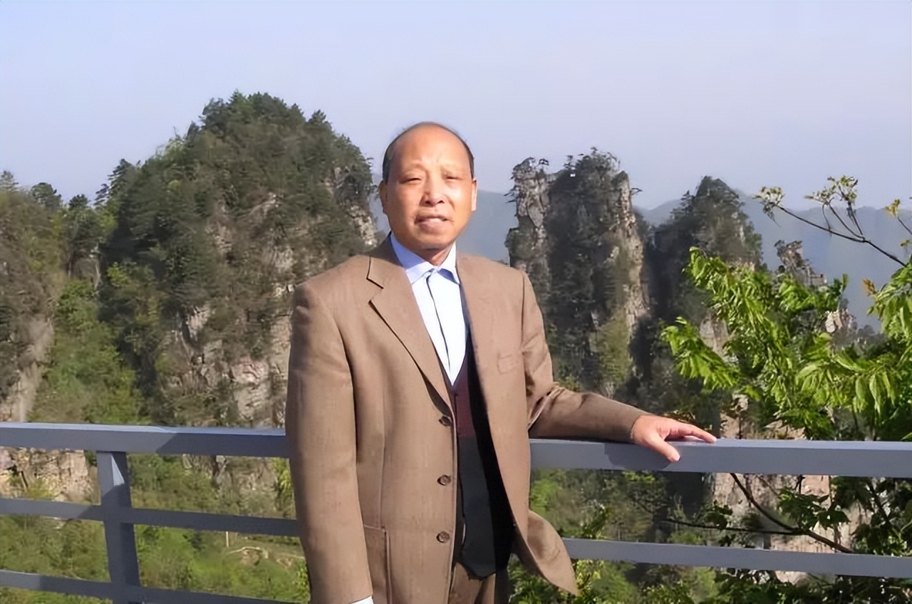 陈梦叶小敏：热爱教育情定语文——试析语文名师李华平的专业发展