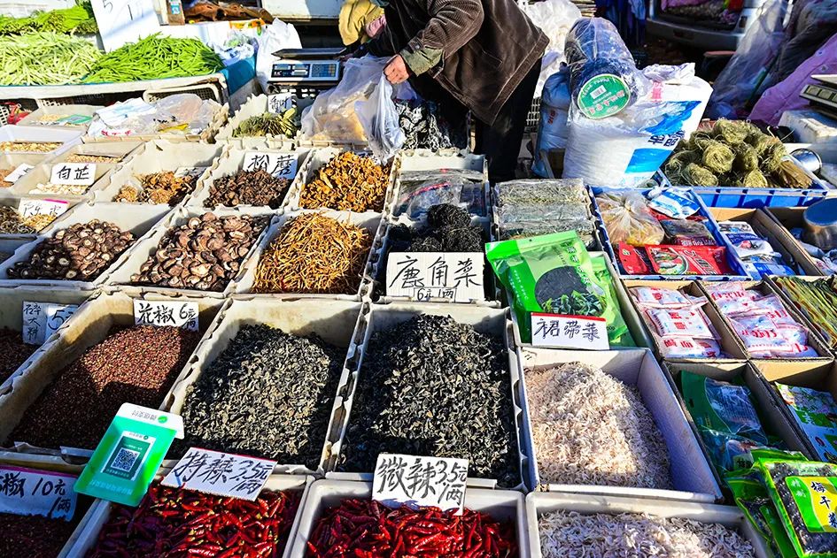 西山脚下的早市,闲逛最具人间烟火气的早市