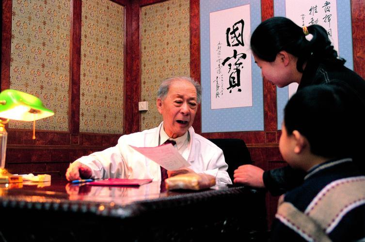 饮水多尿液无色透明正常吗,水喝多了尿像白开水一样正常吗