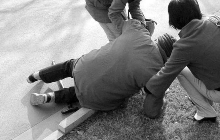 安保徒手接住跳楼女孩,保安接住跳楼女孩后续结果