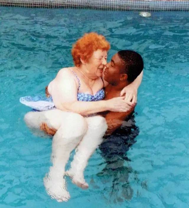 为了真爱，没见一面就私定终身，72岁英国老妇飞到非洲嫁27岁小伙