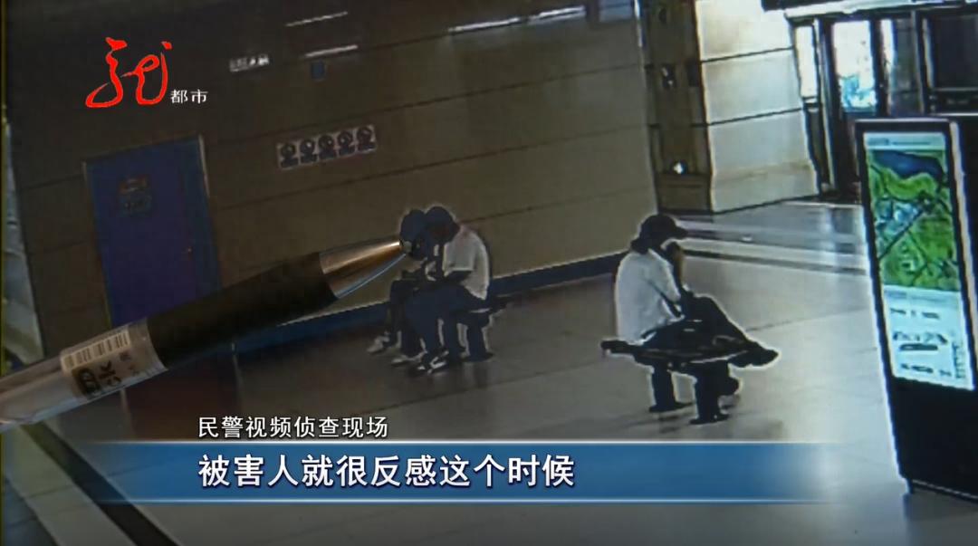 在车站向女性*放播**黄色视频，还裸露*体下**，最后“狼”终于被抓住了