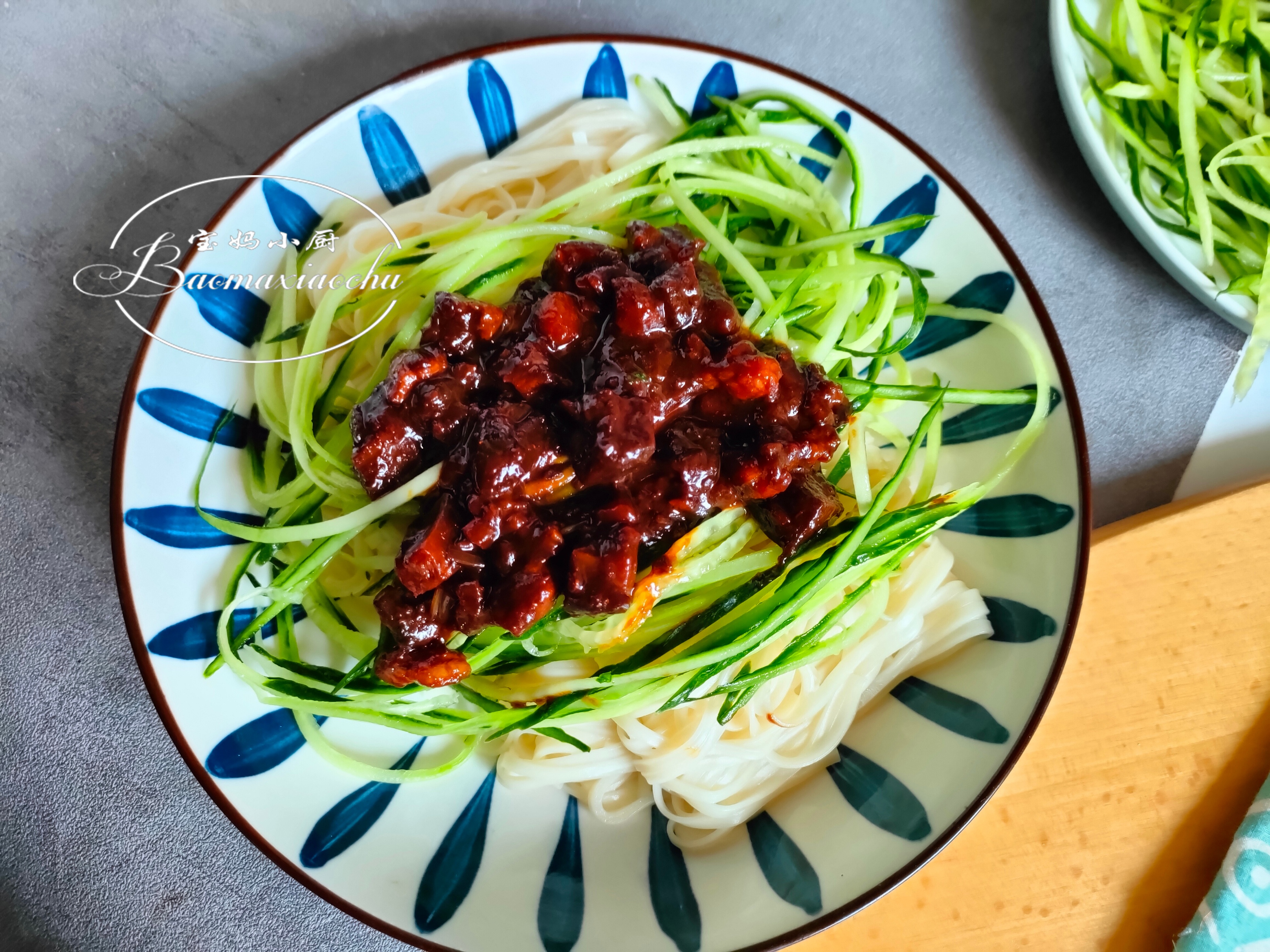 立夏了,这肉酱可以多做点,一周都不坏,拌面、拌饭夹馒头可香了
