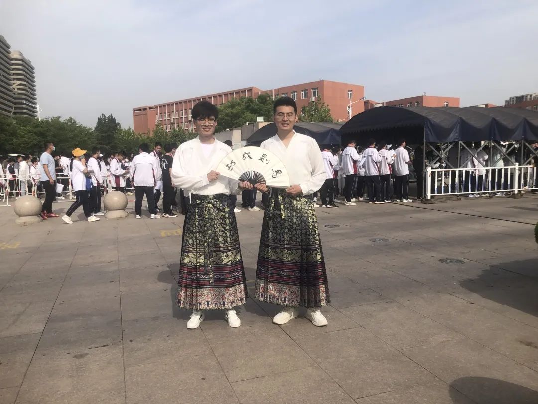 刚刚，青岛5万多勇士霸气走进战场！少年，此去何求？夺盛名、拔头筹、争魁首、独占鳌头！