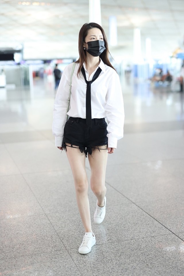 李沁穿紧身热裤搭配,李沁私服穿搭真高级