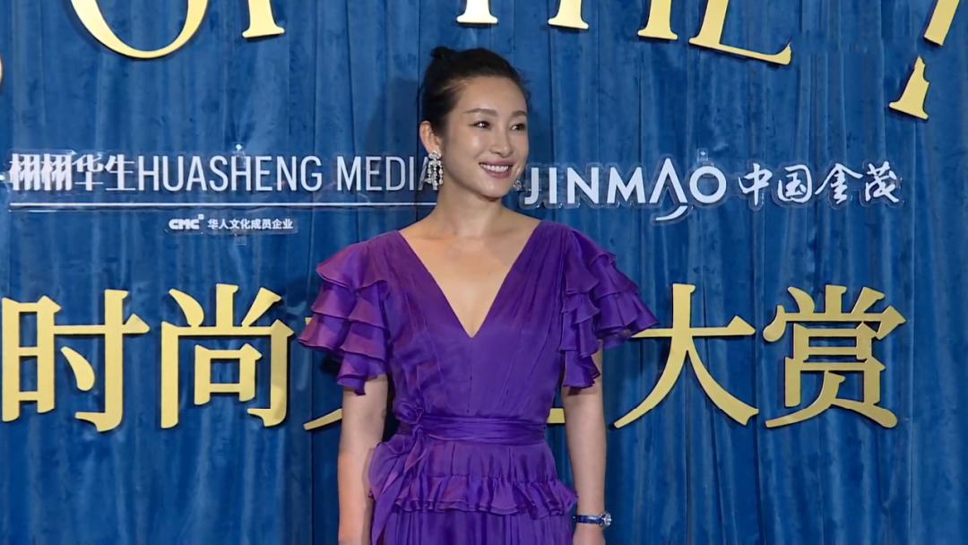 因为肩塌而红毯翻车的女明星,各个女星的红毯穿衣事故