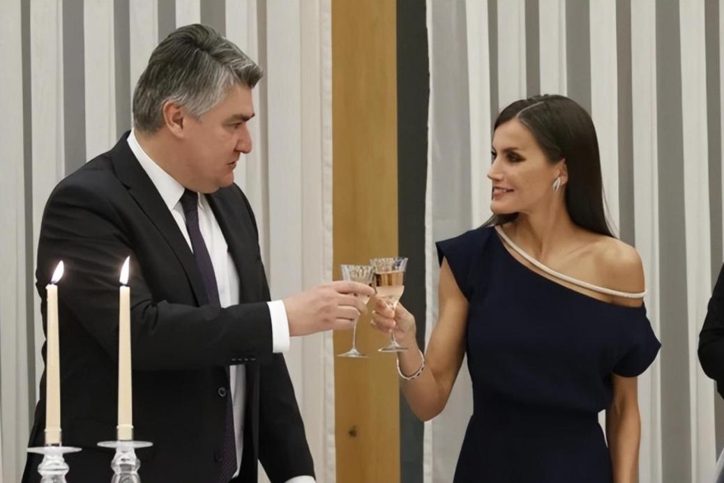 莱蒂齐亚穿长裙,莱蒂齐亚出席活动