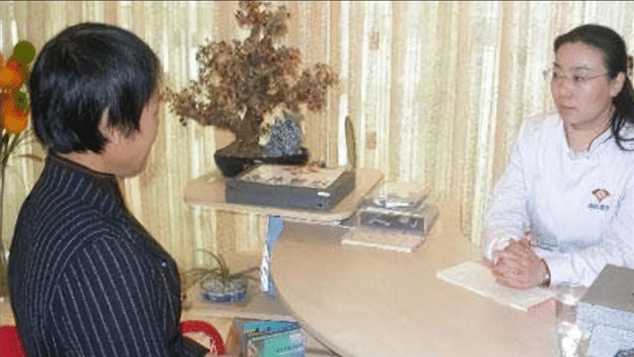 2006年，东北50岁大汉成功变性，与前妻姐妹相称，让女儿喊他姑姑