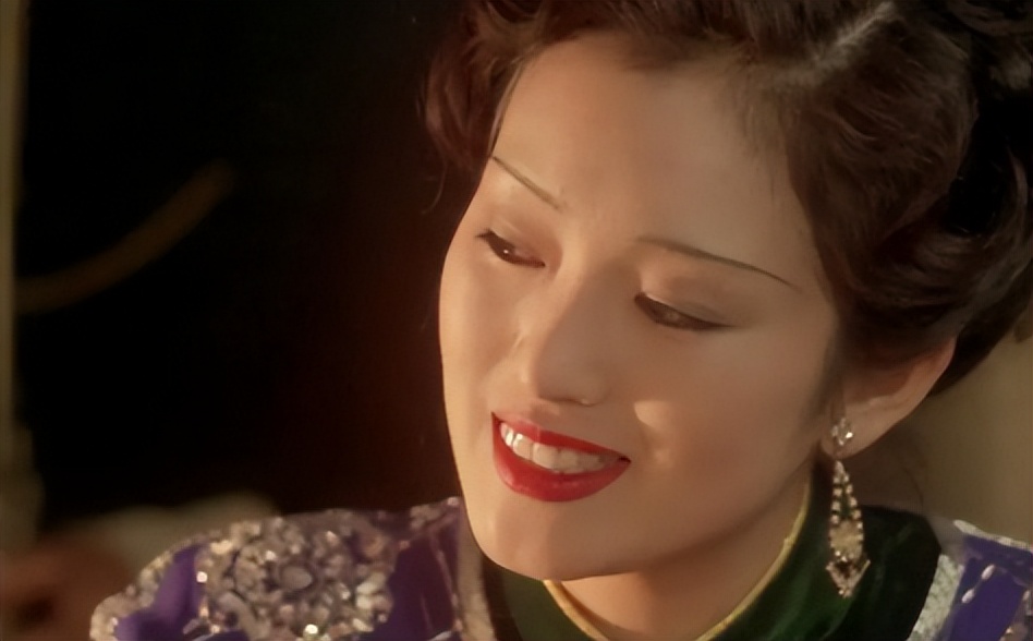 被亲爸张艺谋抛弃，公开点名巩俐毁她童年，张末都经历了什么？