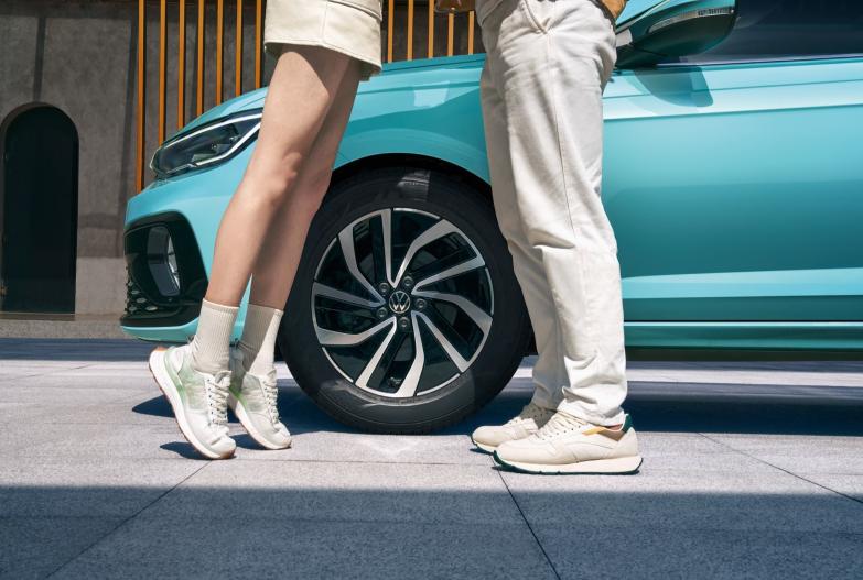 新款朗逸大气实用家庭轿车的首选,朗逸五百万白色星空和经典怎么选