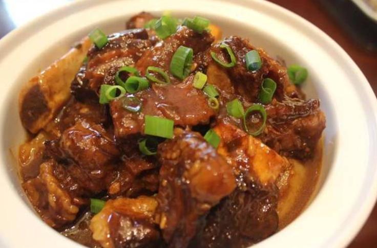 北京4人到内蒙旅游，吃手把肉品马奶酒，结账时感叹：物价真实惠