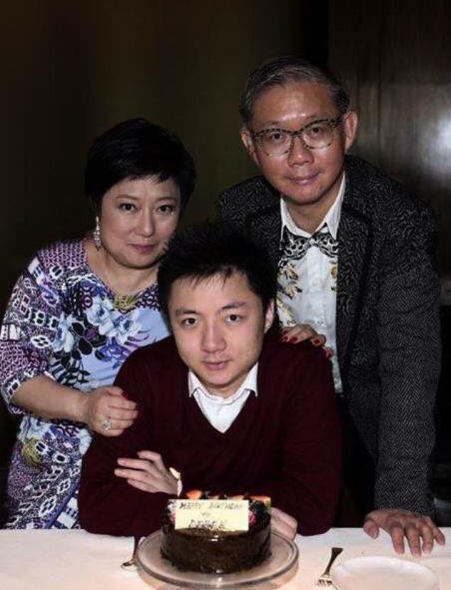 “香港富三代”钟培生，家住20亿豪宅，却直言：希望爱情不含物质