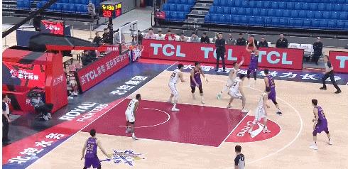 总决赛郭艾伦背传张镇麟,张镇麟三分绝杀郭艾伦