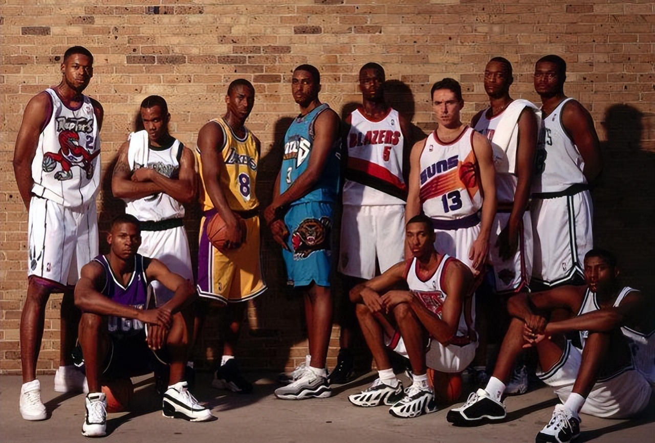 科比蓝色8号球衣多少钱,科比季后赛首秀球衣拍卖了26次