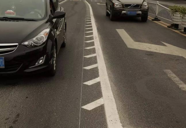 锯齿车道走错了可以首次免罚吗,车道上划的锯齿车道是怎么回事