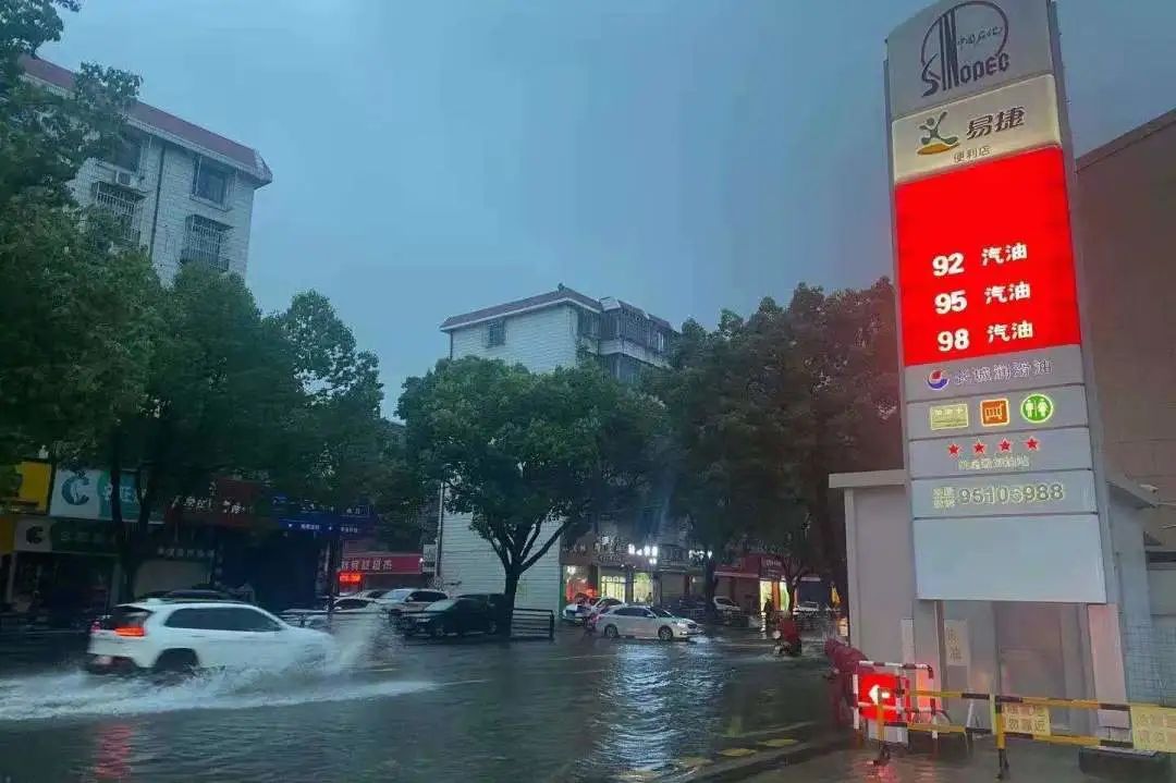 暴雨天雨水洗车,下暴雨免费洗车
