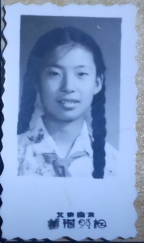 少女黑白老照片图文,老照片九十年代青春靓丽的女孩子