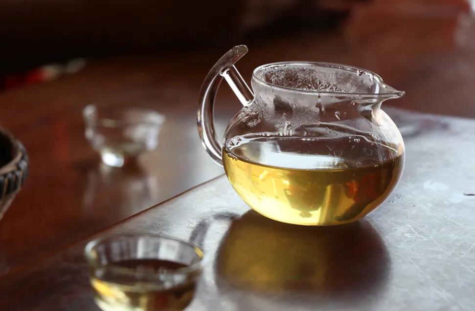 入秋喝红茶还是绿茶好呢,绿茶和红茶究竟有什么区别呢